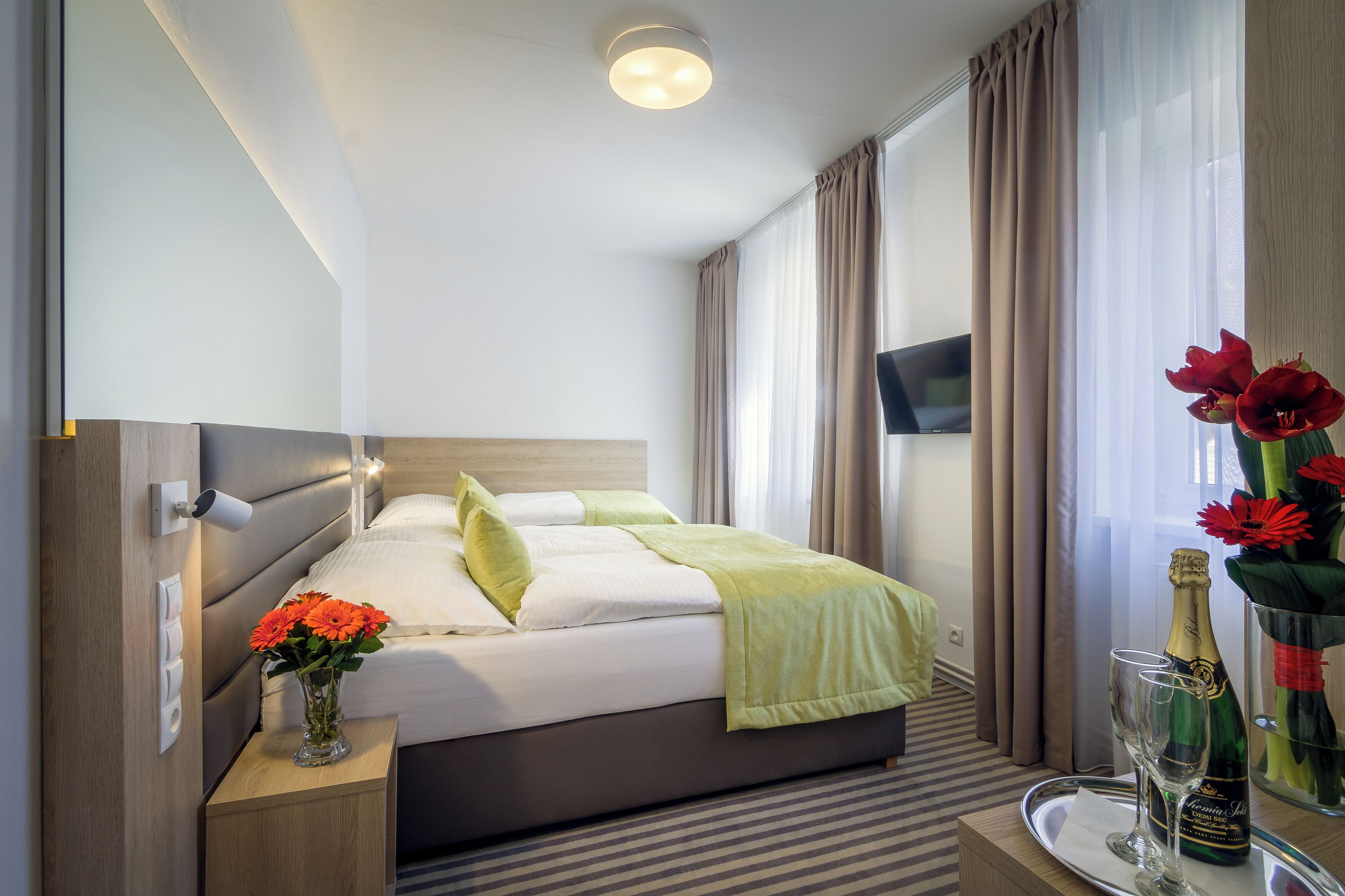 2 bedrooms, hypo-allergenic bedding, in-room safe