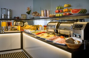 Café da manhã com buffet todos os dias (CZK 250 por pessoa) 
