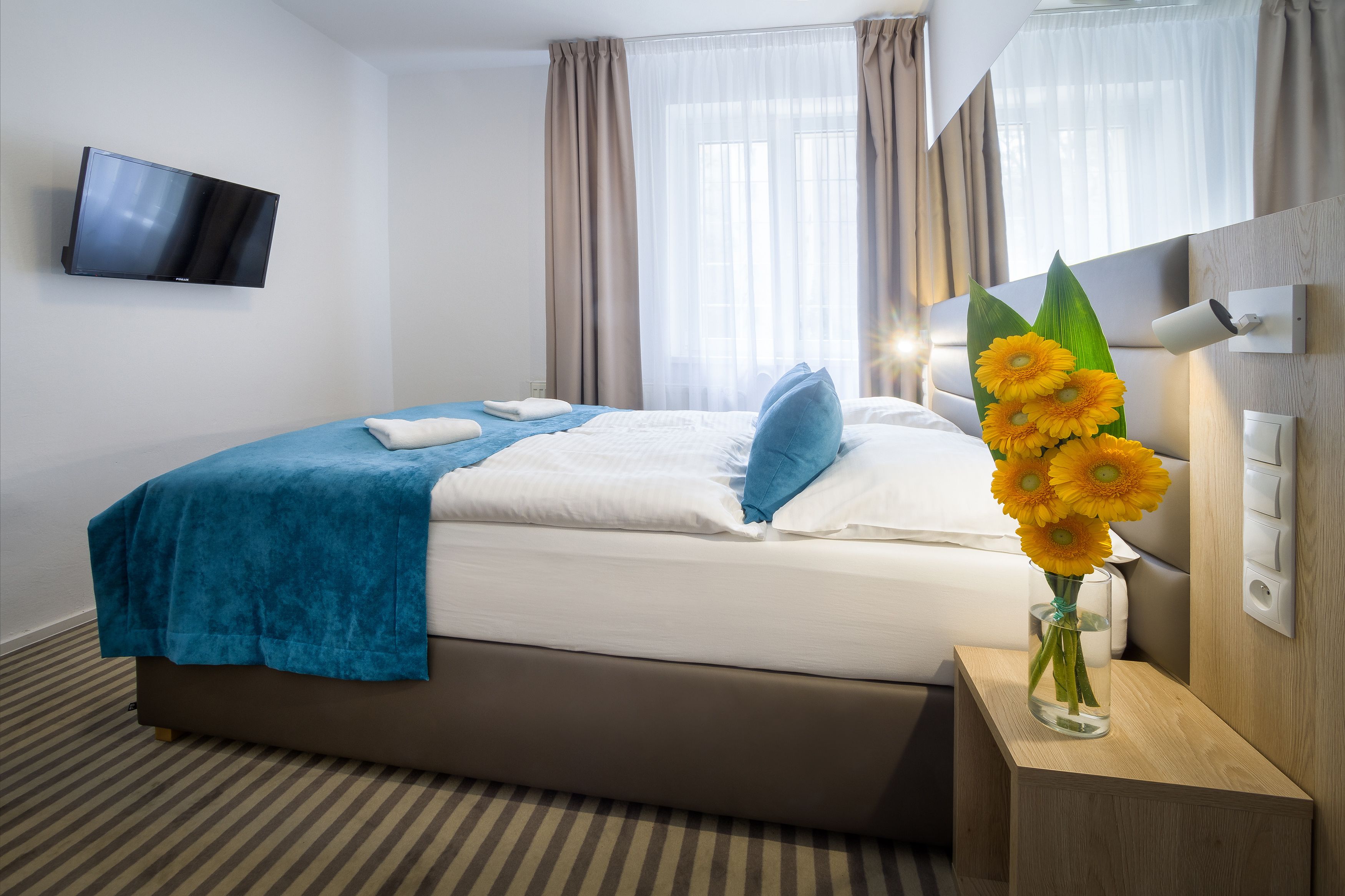 2 bedrooms, hypo-allergenic bedding, in-room safe