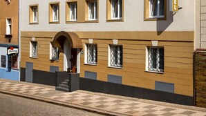 Un hotel con un cartel que dice "HOTEL WHITE LION" y varias ventanas.