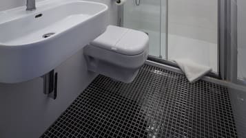 Kostenlose Toilettenartikel, Haartrockner, Handtücher, Shampoo