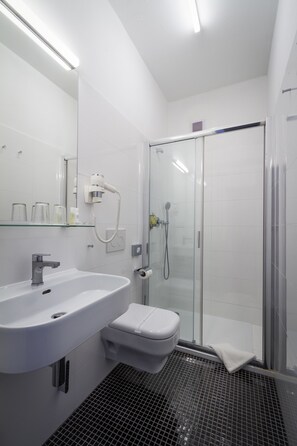 Produtos de toalete grátis, secador de cabelo, toalhas de banho, shampoo