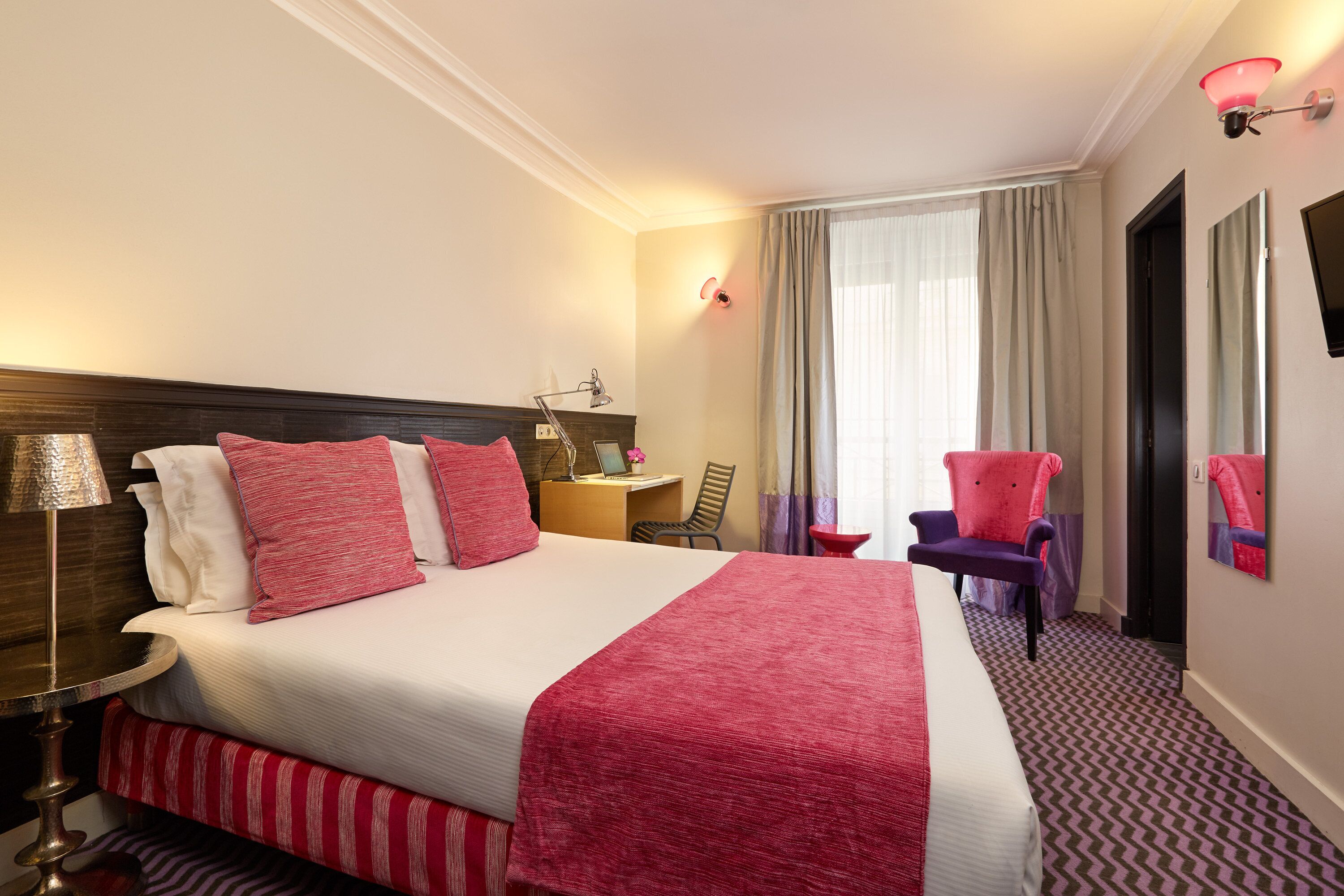 Habitación superior (Privilege) | Caja de seguridad en la habitación, escritorio y cortinas blackout 