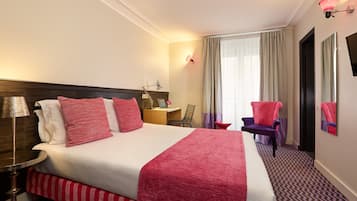 Quarto superior (Privilege) | Cofres nos quartos, escrivaninha, cortinas blackout, Wi-Fi de cortesia