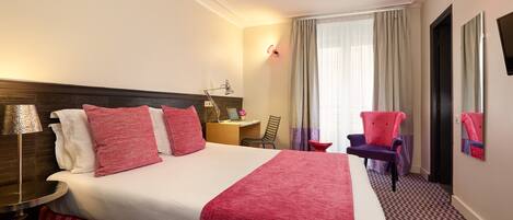 Habitación superior (Privilege) | Caja de seguridad en la habitación, escritorio y cortinas blackout