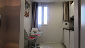 Monolocale | Una scrivania, ferro/asse da stiro, culle/letti per bambini (gratuiti)