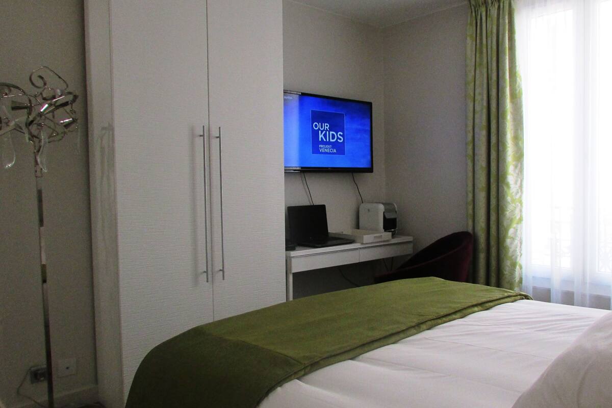 Habitación clásica | Escritorio, tabla de planchar con plancha, cunas gratuitas y wifi gratis