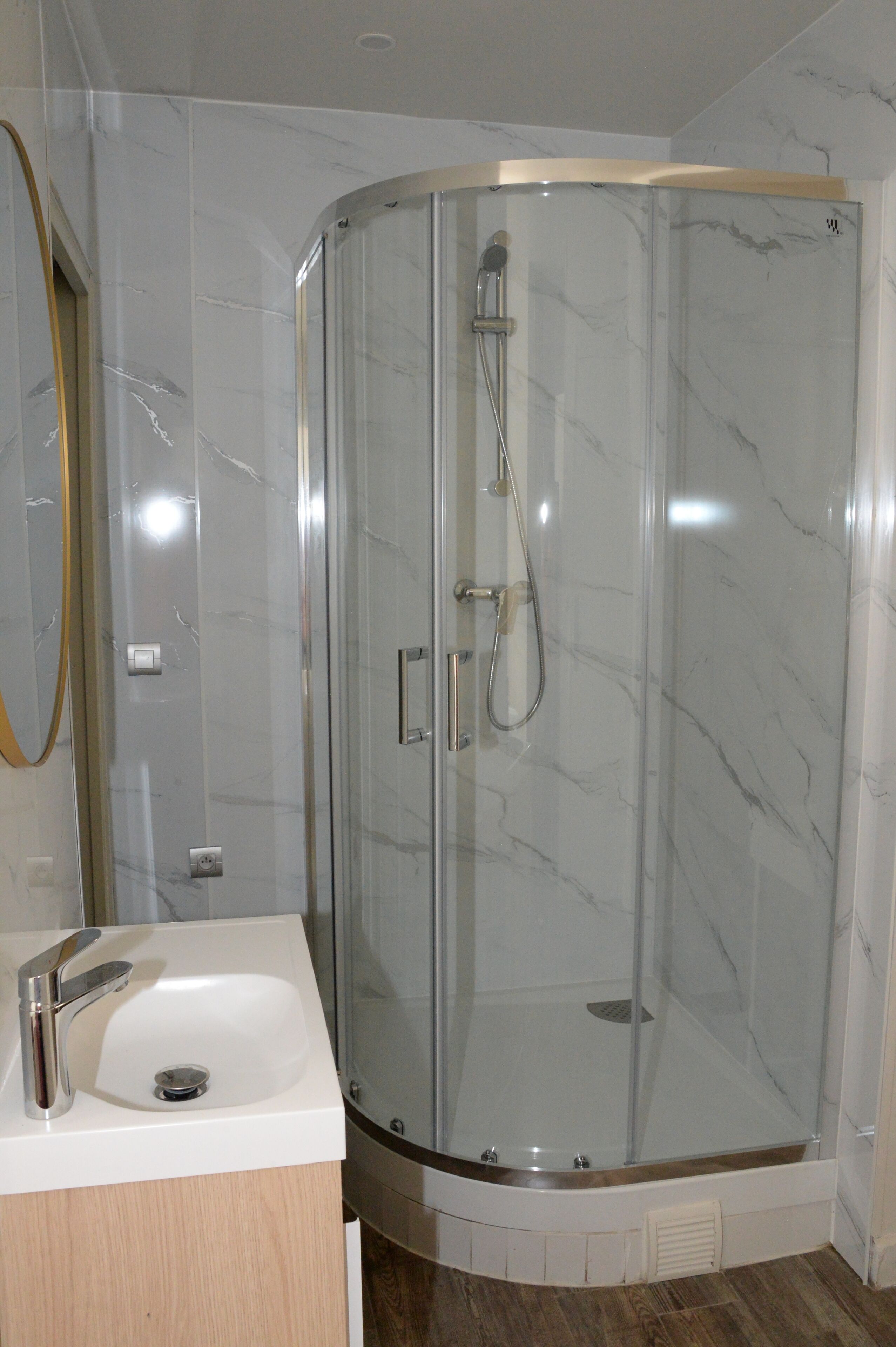 Kostenlose Toilettenartikel, Haartrockner, Handtücher