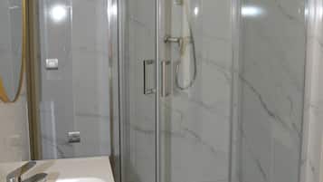 Kostenlose Toilettenartikel, Haartrockner, Handtücher