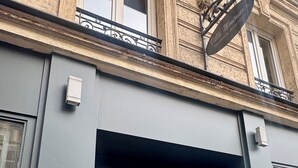 L’entrée d’un immeuble, avec une enseigne indiquant « Villa Montmartre ».