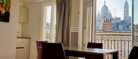 Apartment (Vue sur Sacré Coeur de Montmartre) | Reception