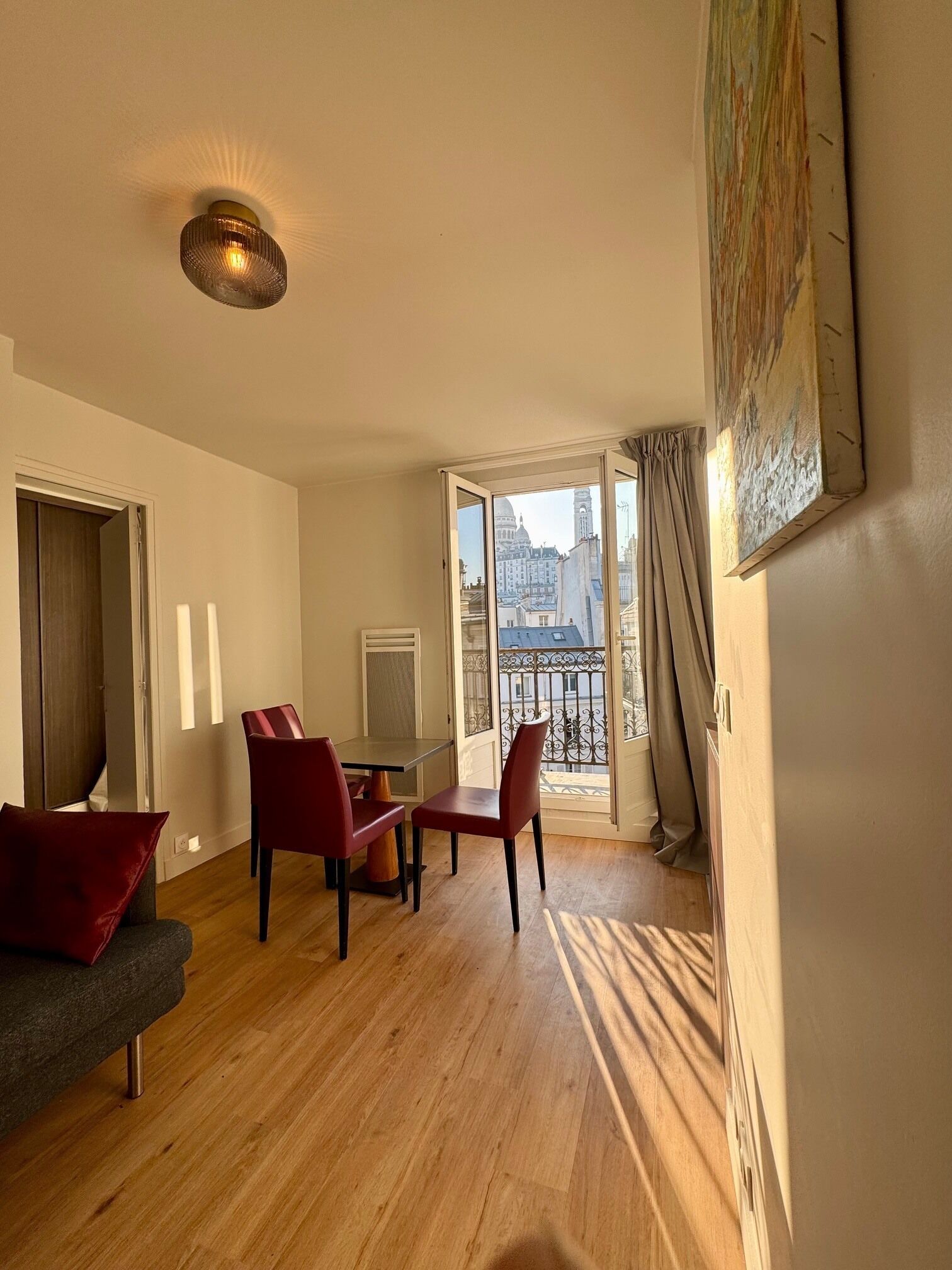 Standaard appartement | Woonruimte | Een 88-cm flatscreentelevisie met digitale zenders en televisie