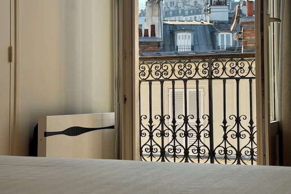 Apartment (Vue sur Sacré Coeur de Montmartre) | Desk, WiFi (free), bed sheets