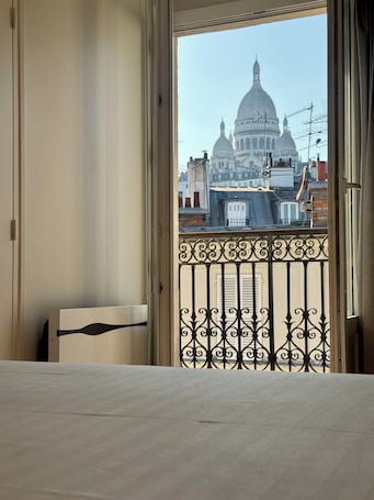 Appartement (Vue sur Sacré Coeur de Montmartre) | Bureau, Wi-Fi gratuit, draps fournis. Villa Montmartre - Nouvellement rénovée