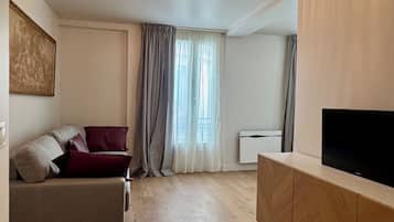 Appartement familial 1 chambre | Living area | 88-cm flat-screen TV with digital channels, TV