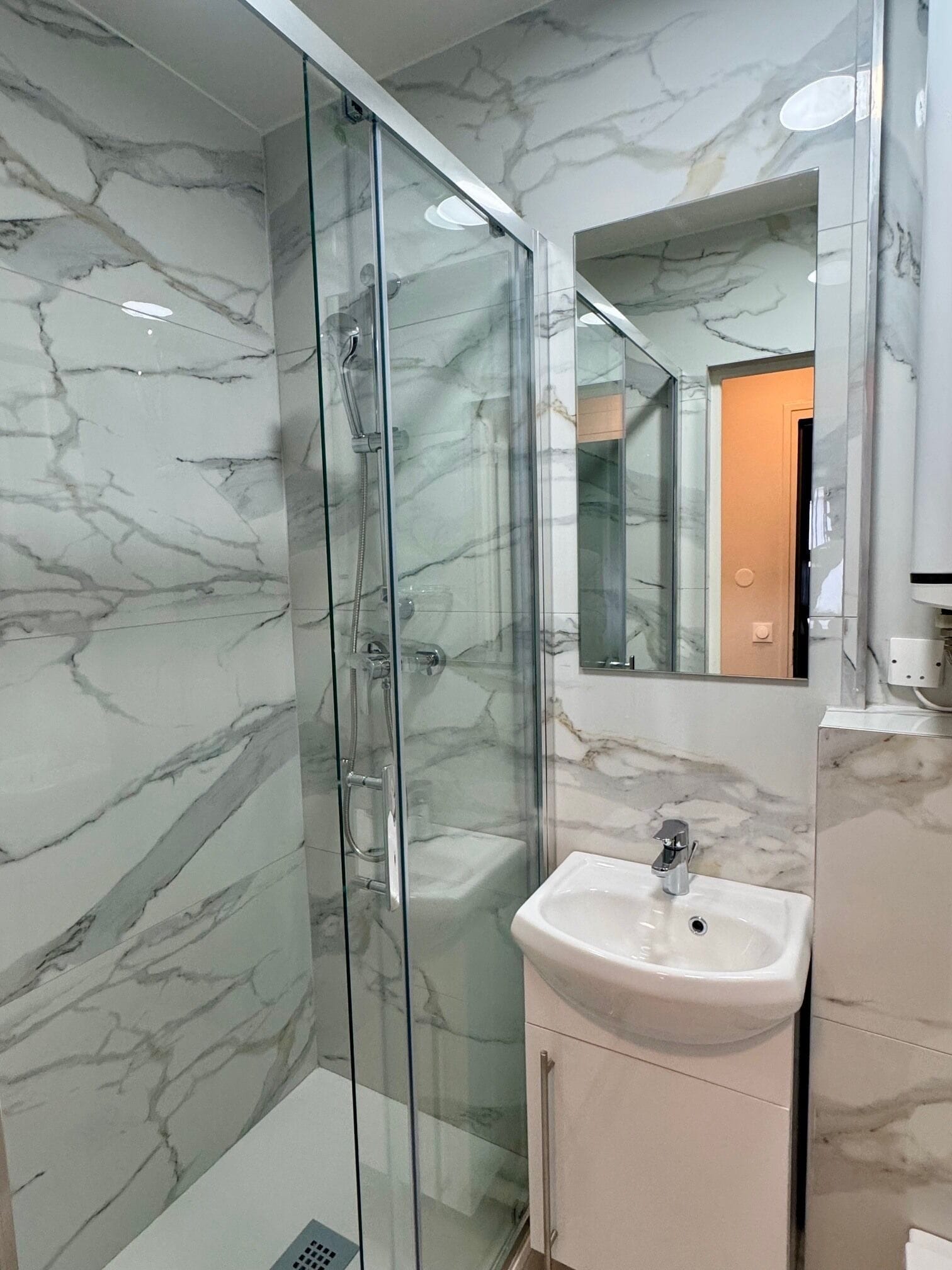 Appartement 1 chambre | Bathroom | Shower, hair dryer, towels, shampoo