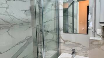 Appartement 1 chambre | Bathroom | Shower, hair dryer, towels, shampoo