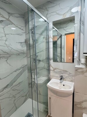 Appartement 1 chambre | Bathroom | Shower, hair dryer, towels, shampoo