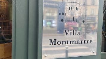 A sign with a building illustration and the text 'Villa Montmartre' and the number '44'.
