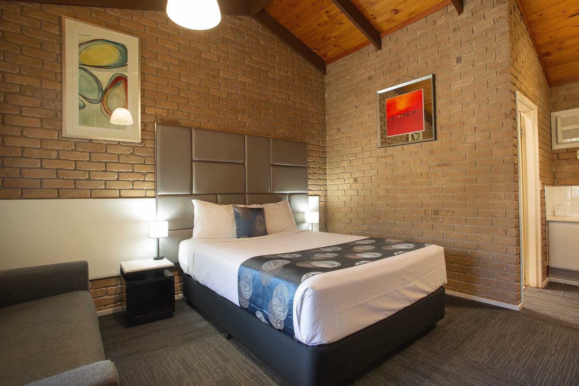 deluxe queen | select comfort beds, minibar, desk, iron/ironing board