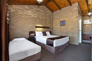 Phòng | Nệm Select Comfort, minibar, bàn, bàn ủi/dụng cụ ủi quần áo