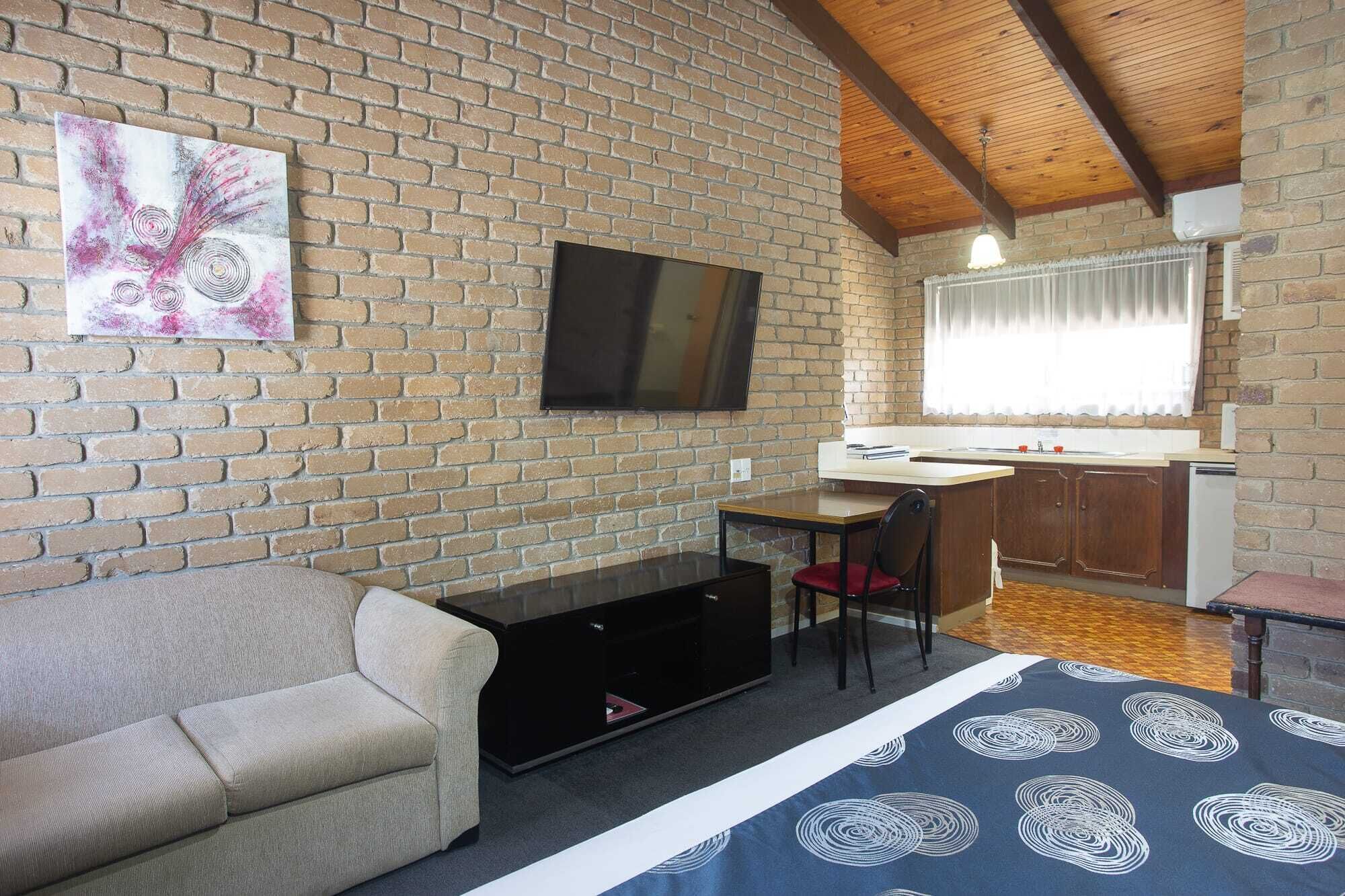 queen executive self contained room | select comfort beds, minibar, desk, iron/ironing board