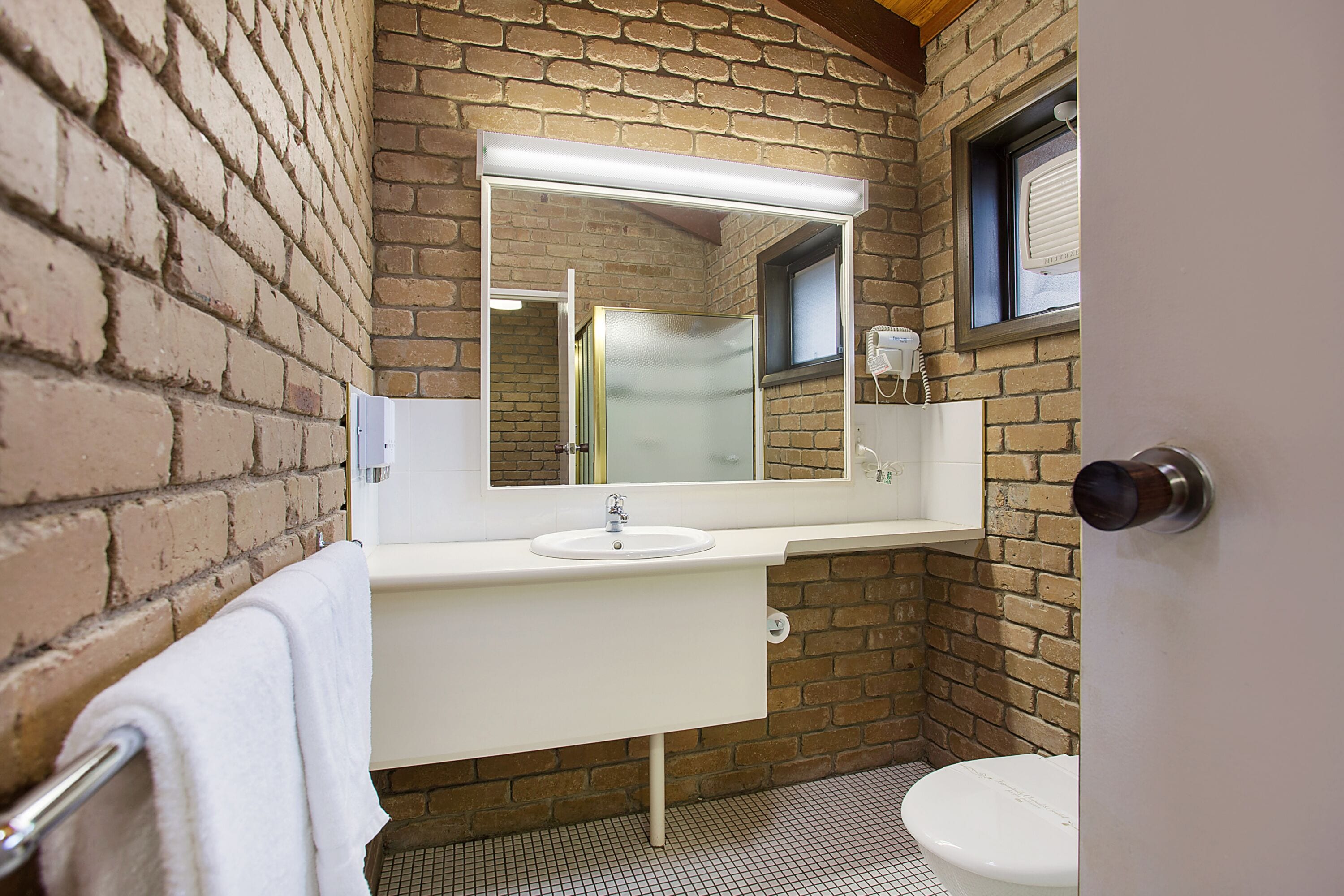 deluxe queen | bathroom | shower, free toiletries, hair dryer, towels