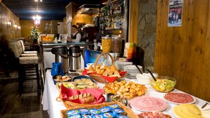Un bufé con diferentes opciones de comida y un árbol de Navidad.