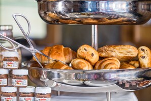 Free daily buffet breakfast
