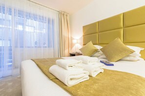 Superior Quadruple Room (2 adults and 1 or 2 children) | Truy cập Internet không dây miễn phí, bộ trải giường 