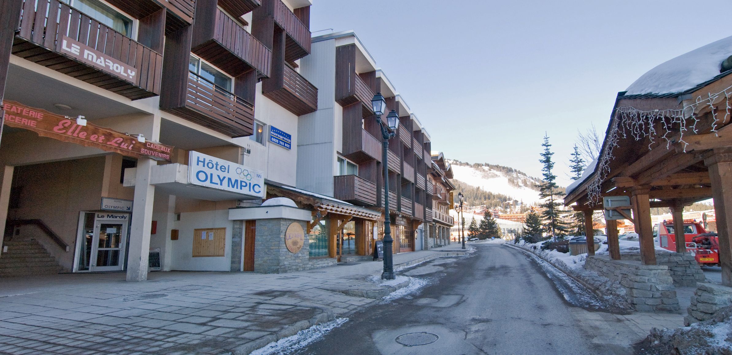 Un hotel llamado 'Hotel Olympic' con un cartel que indica que forma parte del complejo 'Le Maroly'.
