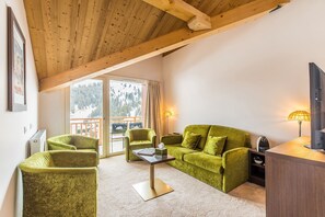 Suite familiale Prestige (2 adultes et 4 enfants) | Living area | 0-inch flat-screen TV with satellite channels, TV - Madame Vacances Hotel Le Mottaret (Méribel-Mottaret)