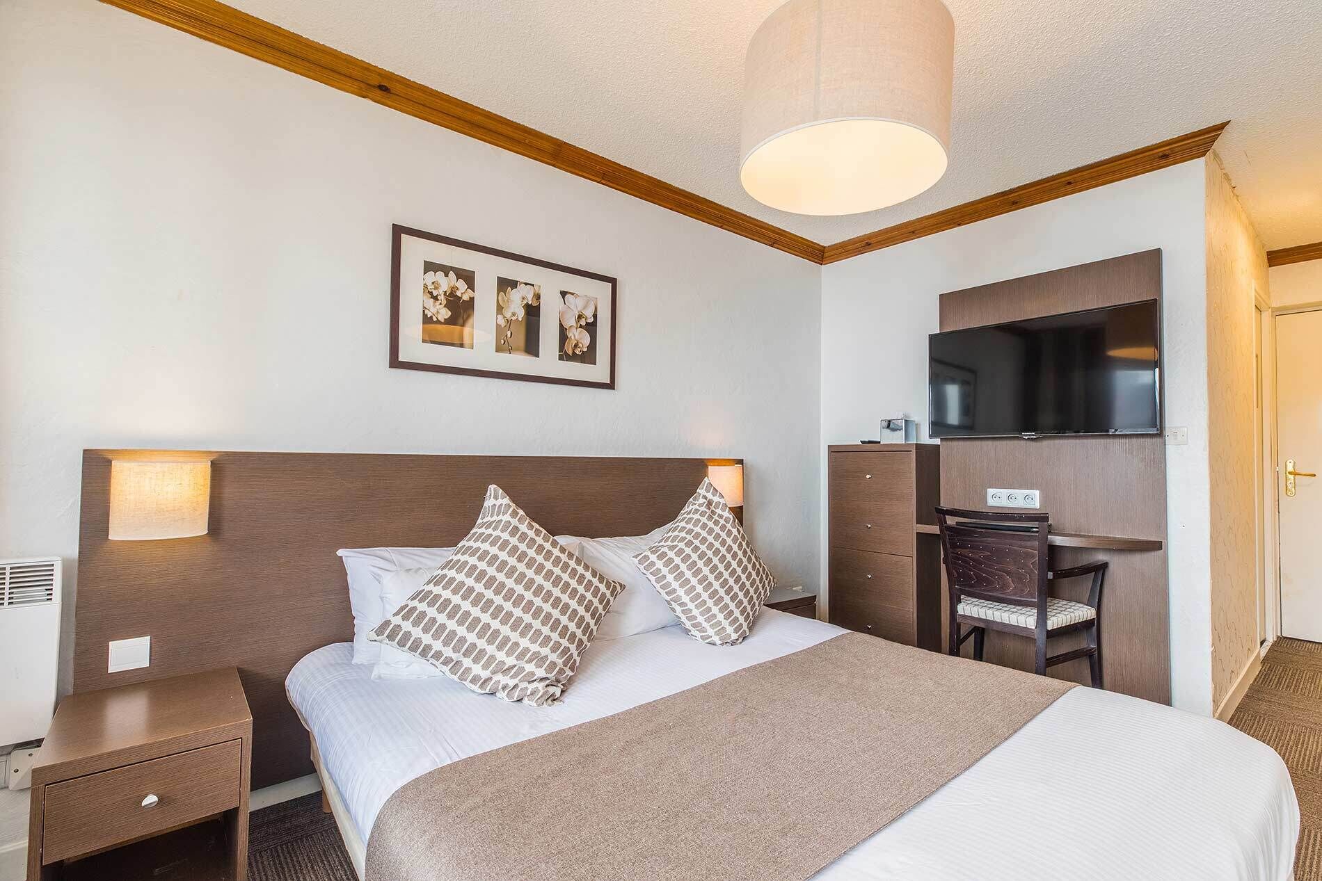 Premium bedding, in-room safe, free WiFi, bed sheets