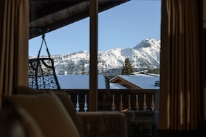Five-Bedroom Prestige Penthouse | Aire de séjour | Téléviseur à écran plat de 107 cm avec télévision par satellite