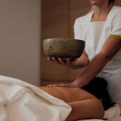 Salas de tratamiento para parejas, sauna y tina de hidromasaje