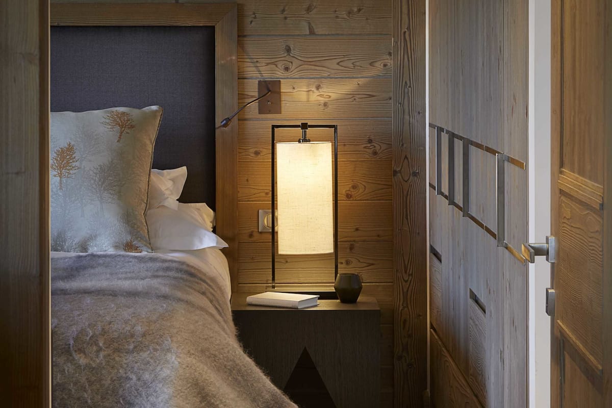 Luxe beddengoed, bedden met traagschuimmatras, een kluis op de kamer