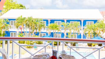 Tallelokero huoneessa, työpöytä, pimennysverhot, silitysrauta/-lauta