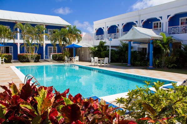 Una piscina al aire libre, sombrillas