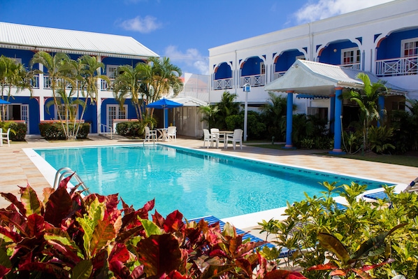 Piscine extérieure, parasols de plage