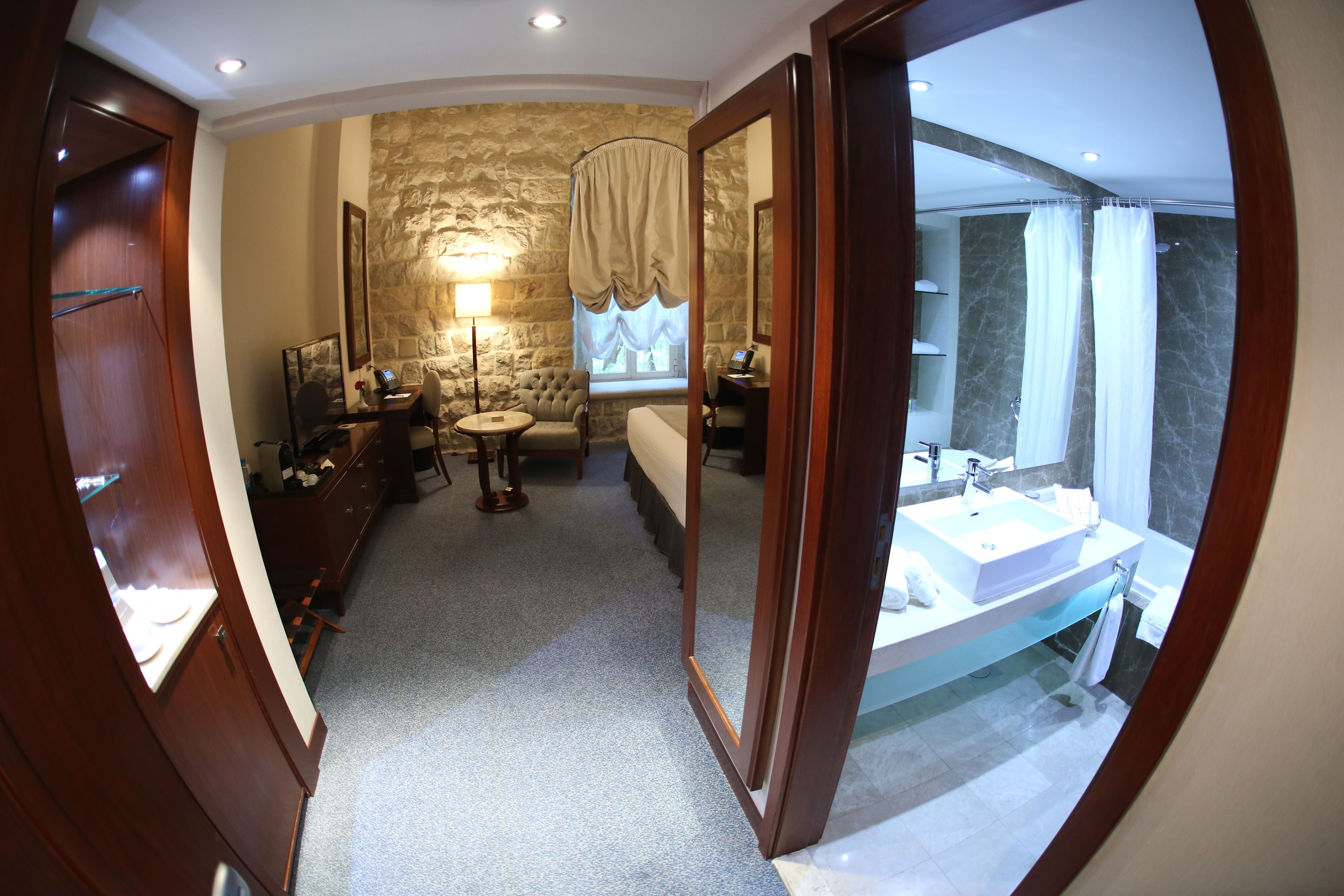 deluxe room | minibar, in-room safe, free cots/infant beds, rollaway beds