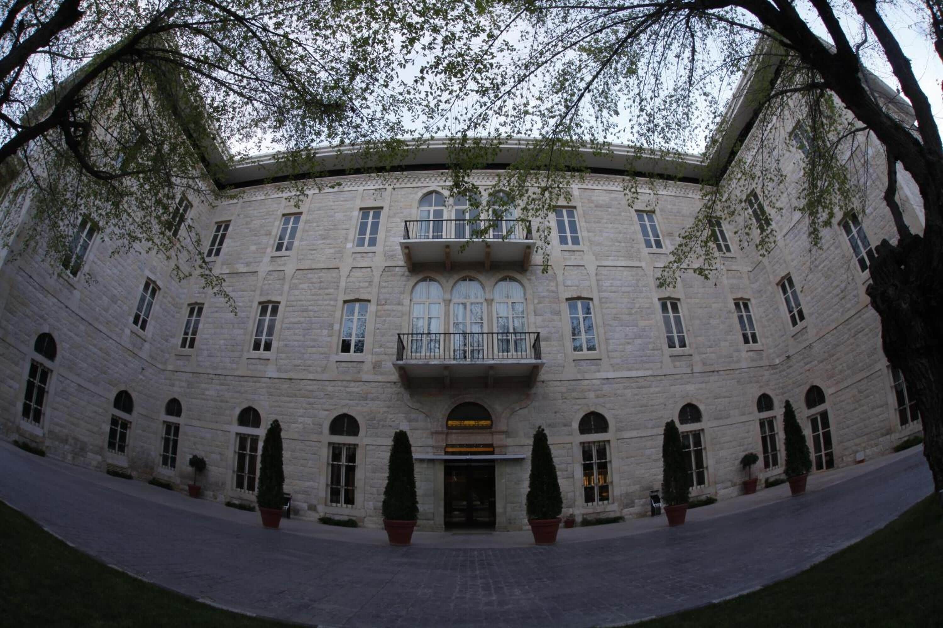 Ein großes, historisches Gebäude mit einer symmetrischen Fassade, zahlreichen Fenstern und einem zentralen Eingang.
