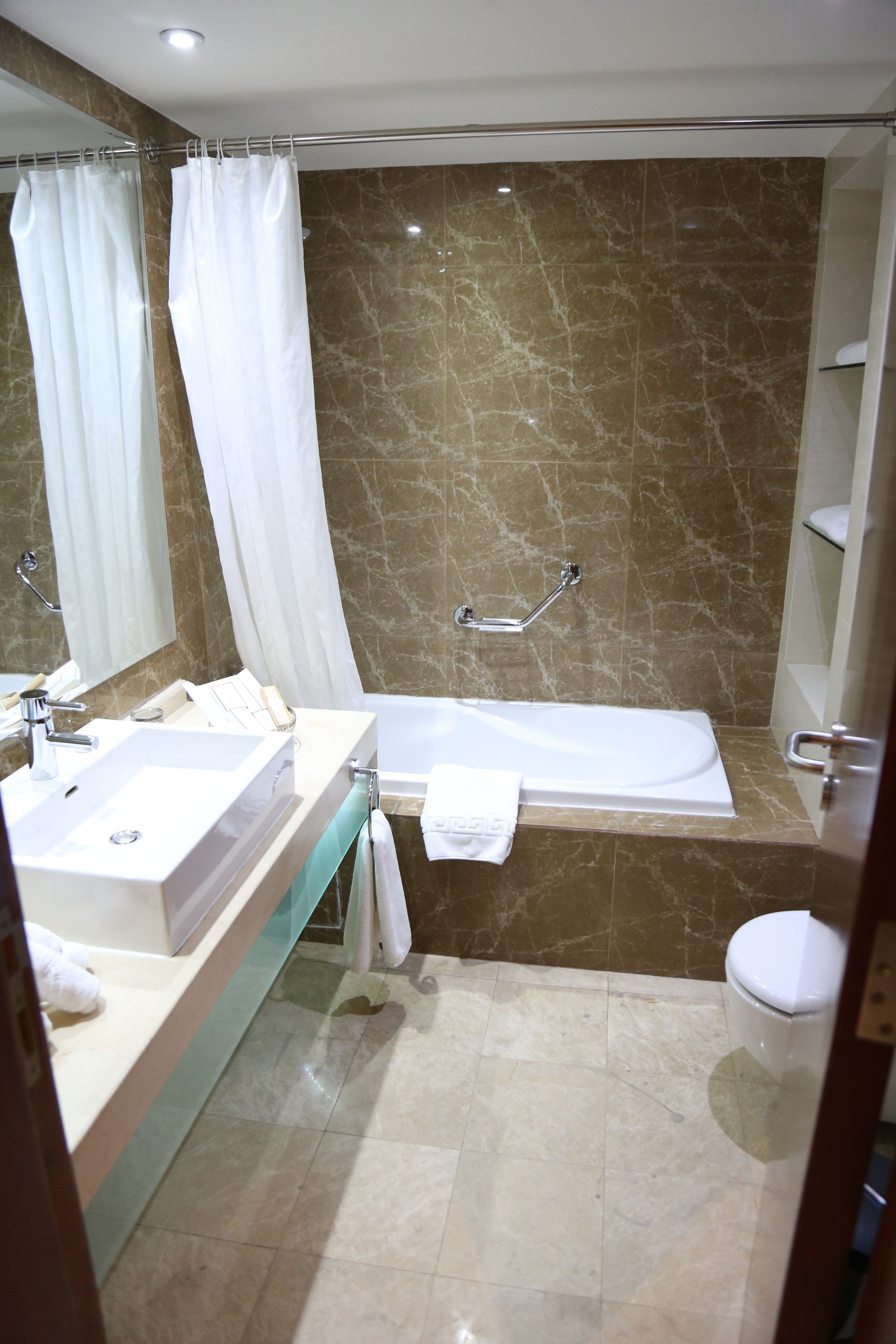deluxe room | bathroom | free toiletries, hair dryer, bathrobes, slippers