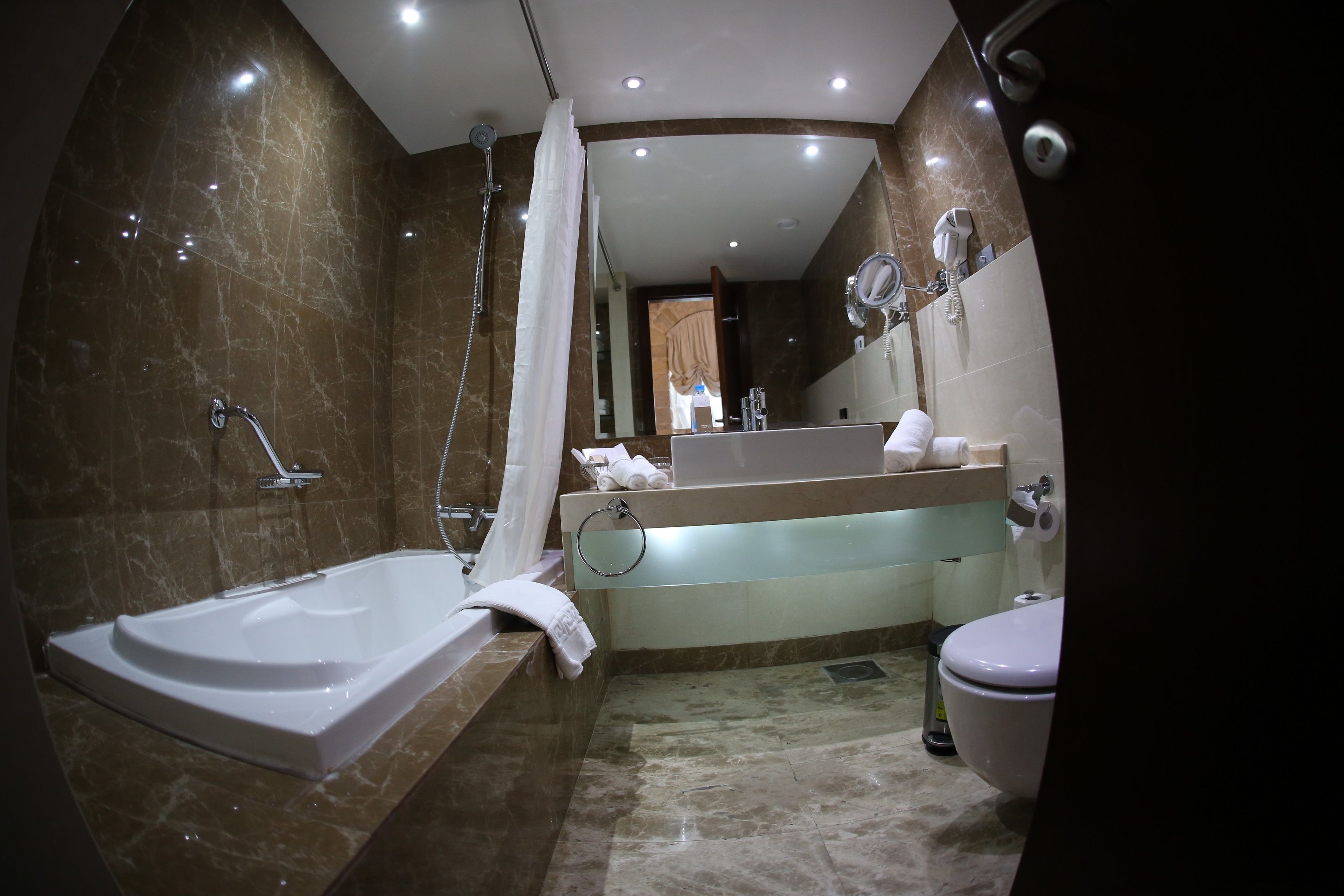 standard room | bathroom | free toiletries, hair dryer, bathrobes, slippers