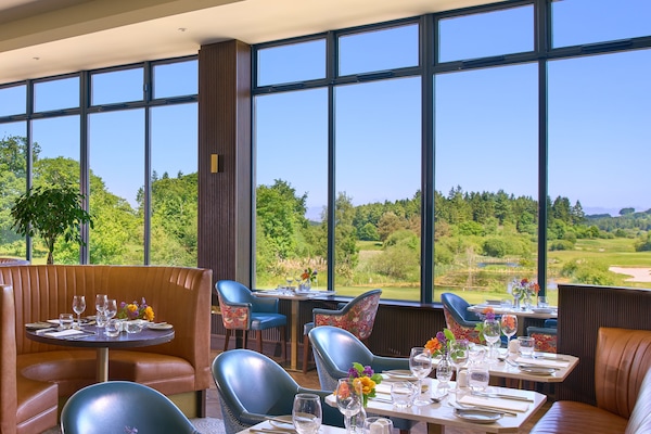 Breakfast, lunch, dinner served; golf course views
