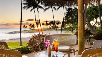 Petit-déjeuner, déjeuner et dîner servis sur place, vue sur la plage