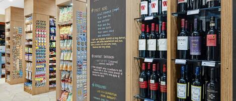 Una tienda de vinos con estantes llenos de vino tinto y espumoso.