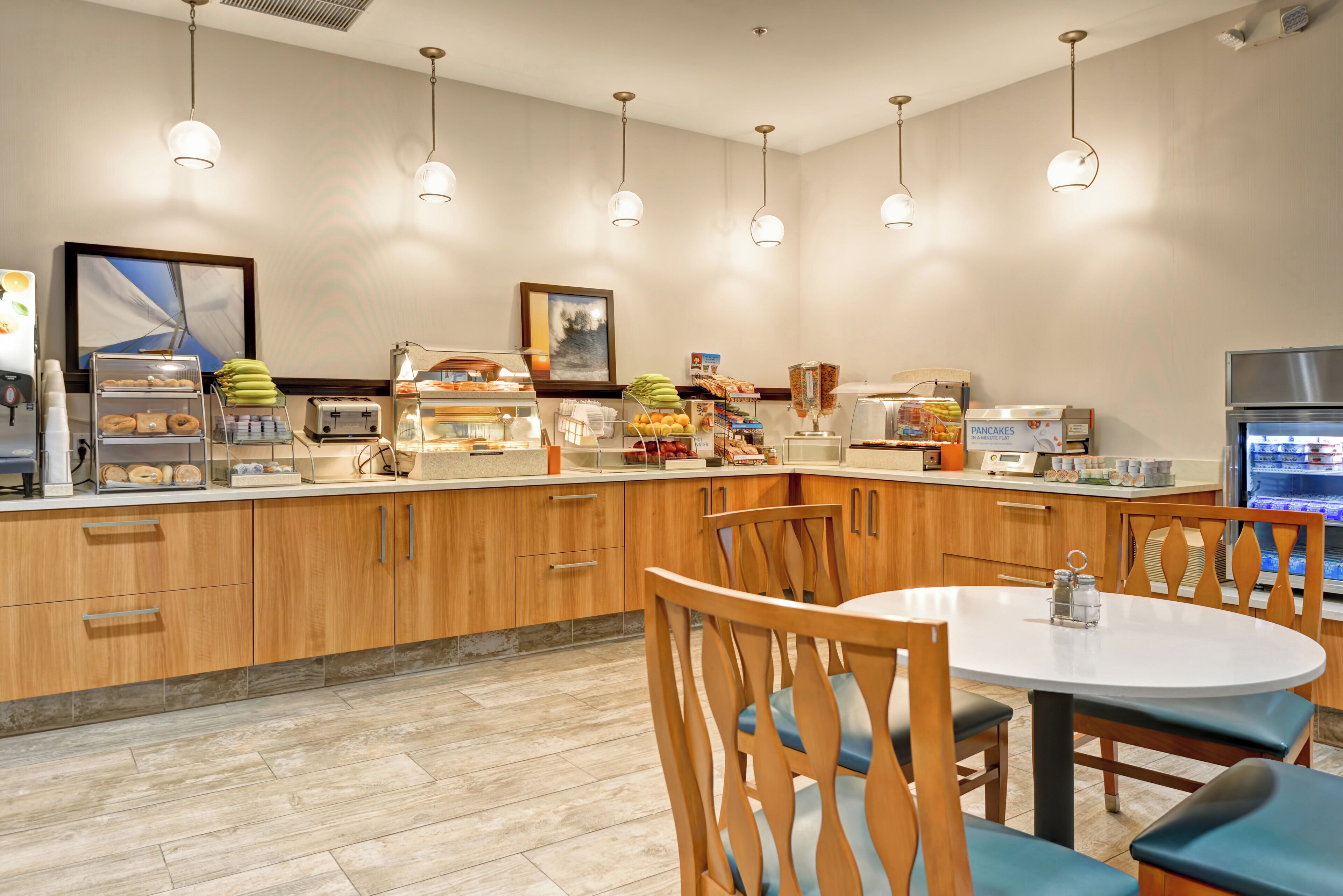Un espace dédié au petit-déjeuner, comprenant un comptoir, des places assises et divers aliments.
