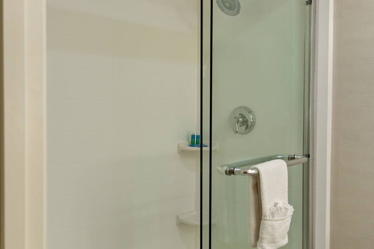 combined shower/bathtub, hair dryer, towels