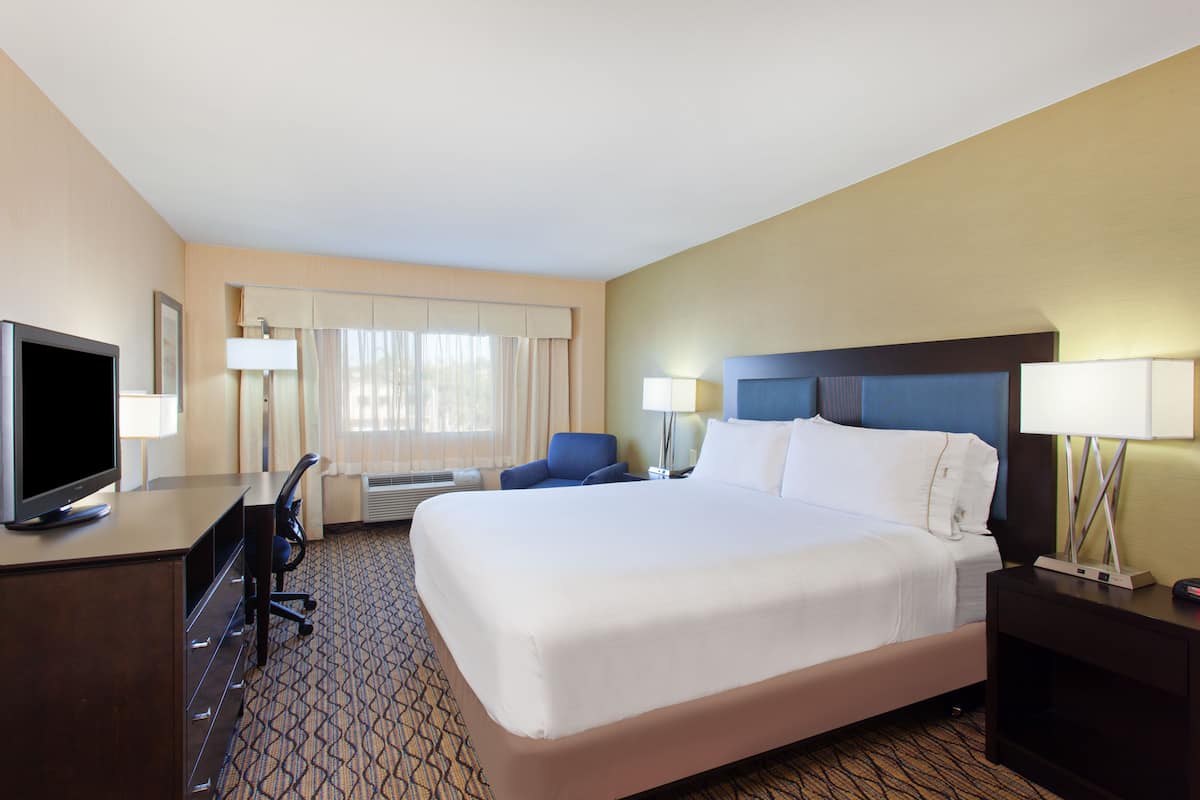 Down comforters, in-room safe, desk, iron/ironing board