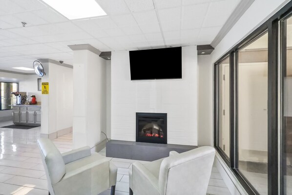 Lobby - Red Roof Inn & Suites Fayetteville - Fort Bragg (Fayetteville)